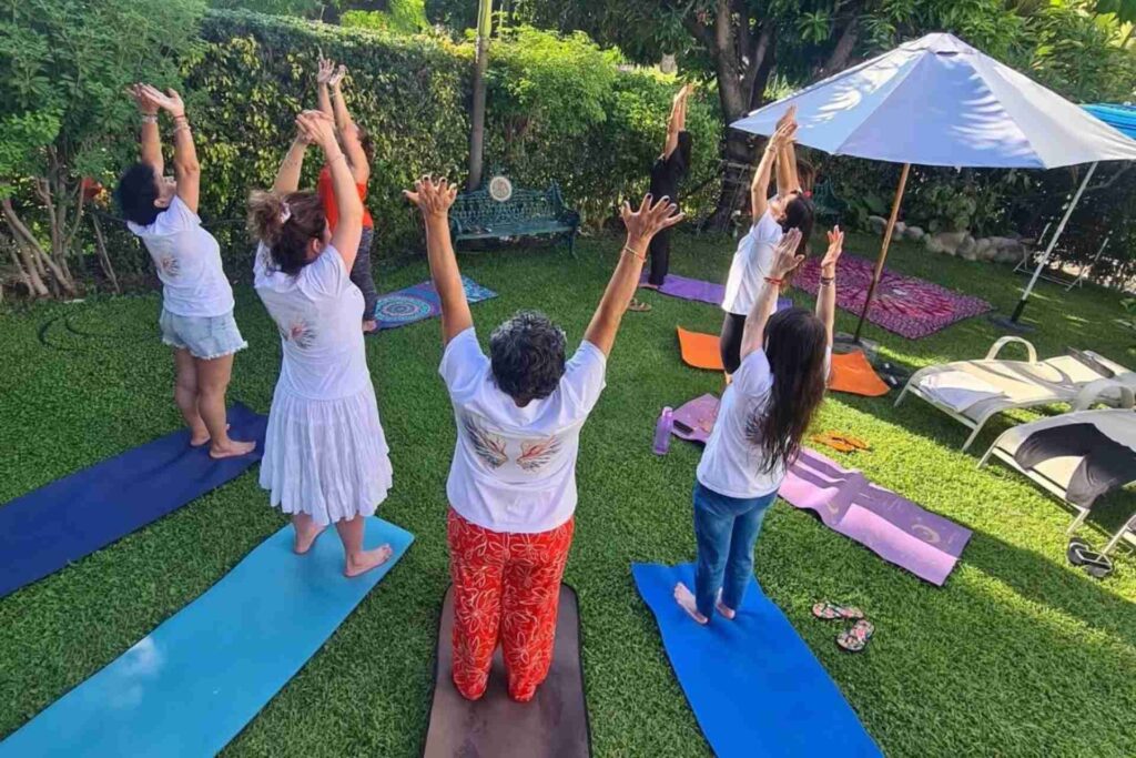 mujeres haciendo yoga en el retiro anual de tertulias