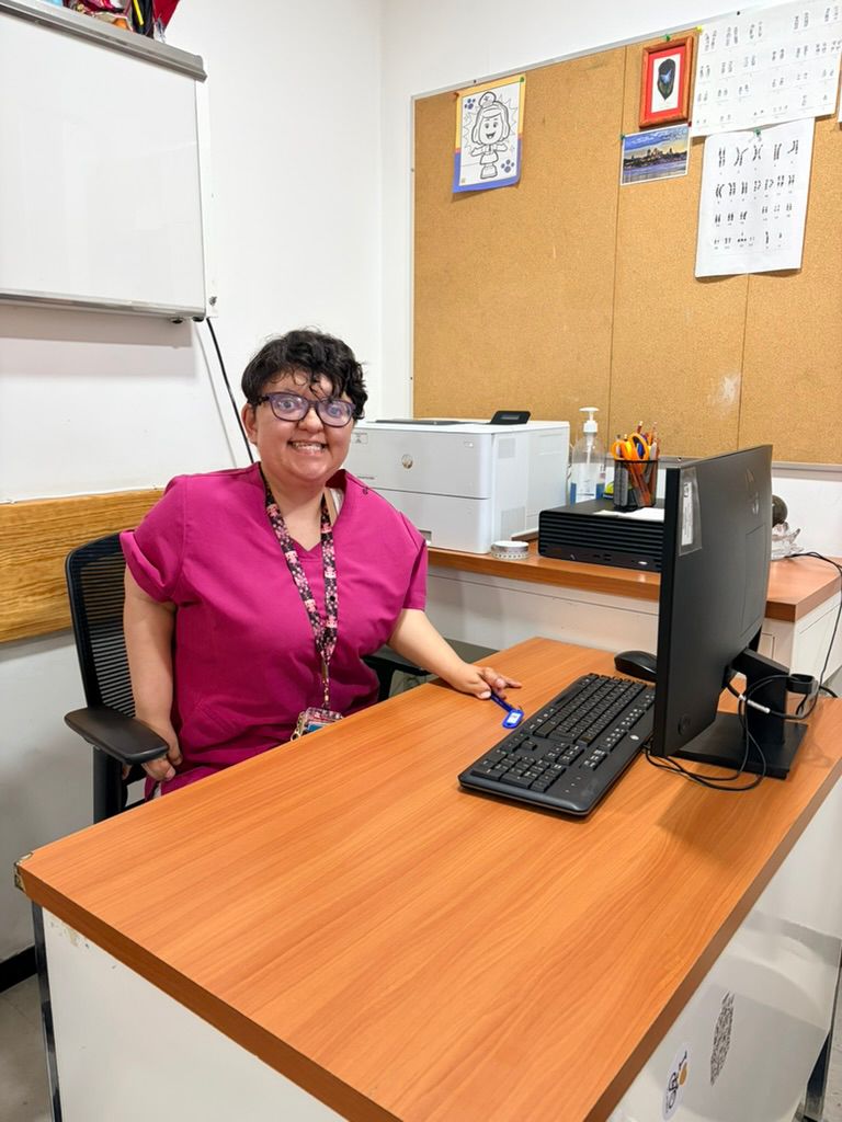 dra. sentada frente a su escritorio en su consultorio