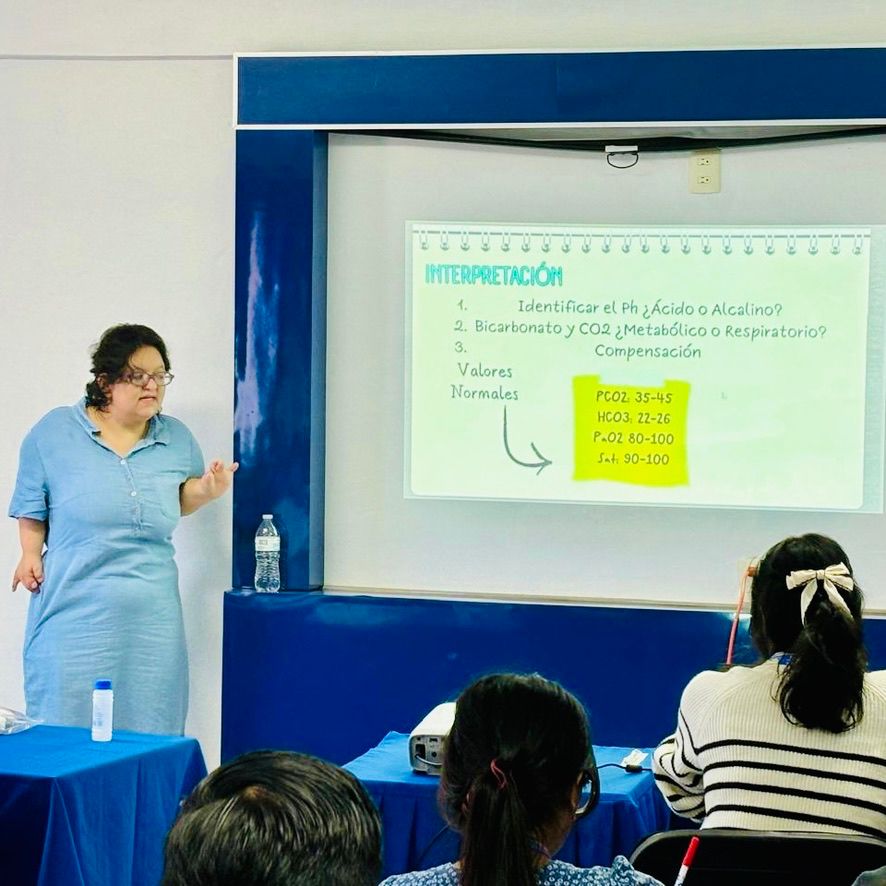 Mujer con neurodivergencia y con capacidades diferentes dando una conferencia