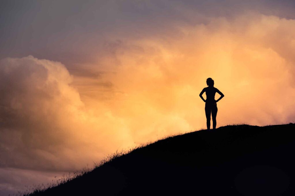 foto de una mujer en la cima